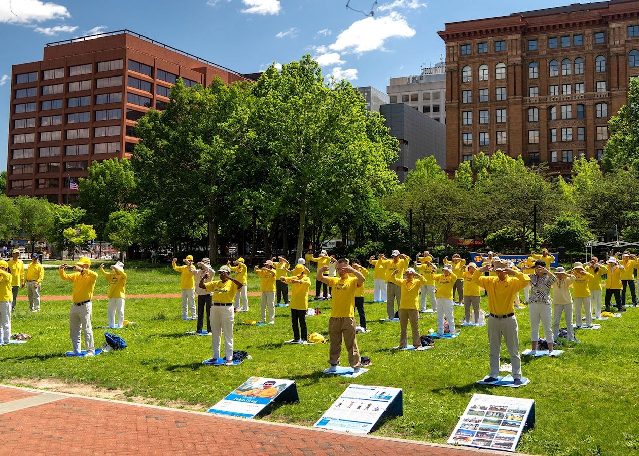 Image for article Pennsylvania, USA: Celebrazione della Giornata Mondiale della Falun Dafa in Piazza Indipendenza