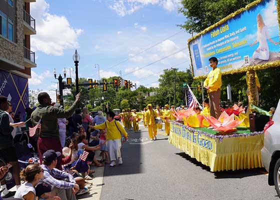 Image for article Washington, DC: La Falun Dafa accolta nelle parate del Giorno della Memoria