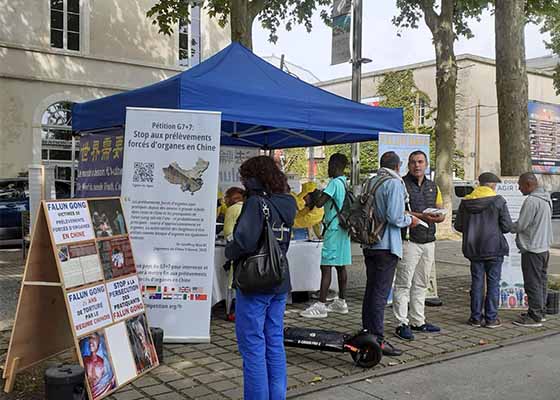 Image for article Introduzione alla Falun Dafa a La Roche-sur-Yon, nella Francia occidentale