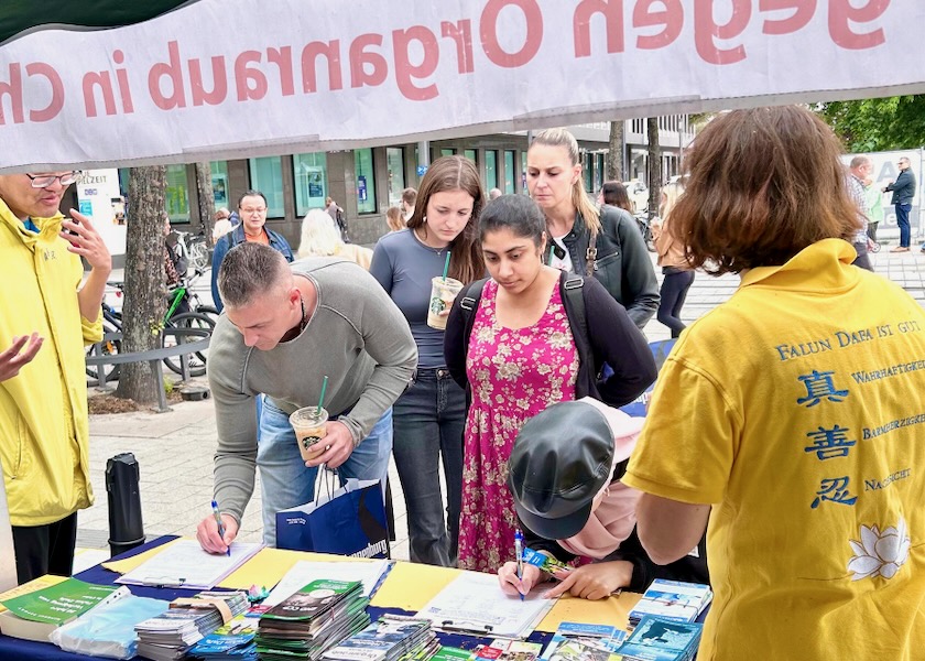 Image for article Germania: La gente di Mannhiem condanna la persecuzione della Falun Dafa