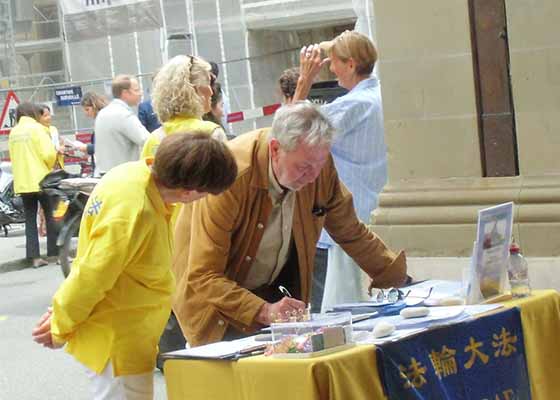Image for article Ginevra, Svizzera: I praticanti della Falun Dafa ringraziano i membri del Consiglio Comunale per il loro sostegno