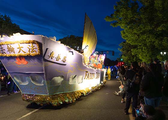 Image for article Portland, Oregon: La barca della Falun Dafa brilla alla Starlight Parade