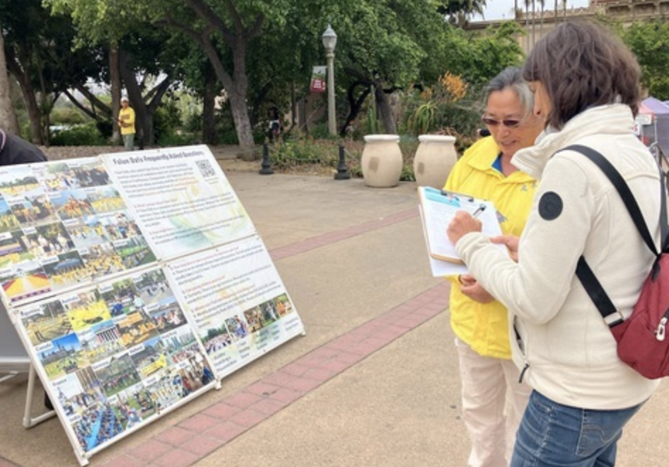 Image for article San Diego, USA: I turisti esprimono il loro sostegno al Falun Gong alla mostra “L’Arte di Zhen, Shan, Ren”