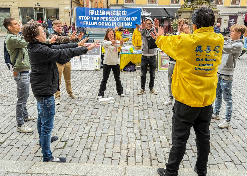 Image for article I turisti in Svezia sostengono la Falun Dafa e condannano le persecuzioni del PCC