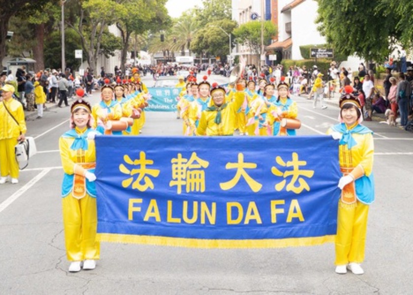 Image for article California, USA: I consiglieri comunali elogiano la Falun Dafa alla parata del Cherry Festival