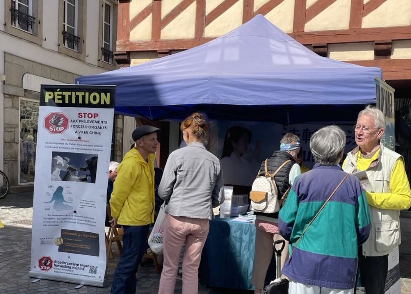 Image for article Francia: Le persone imparano a conoscere la Falun Dafa durante un evento a Quimper