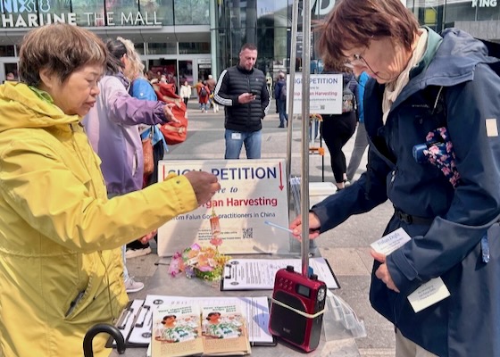 Image for article Paesi Bassi: Il pubblico di Utrecht sostiene gli sforzi dei praticanti per porre fine alla persecuzione della Falun Dafa