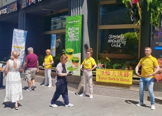 Image for article Romania: La gente condanna la persecuzione della Falun Dafa durante gli eventi di Bucarest e Costanza