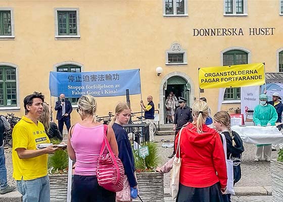 Image for article Visby, Svezia: I praticanti del Falun Gong partecipano alla settimana del forum politico