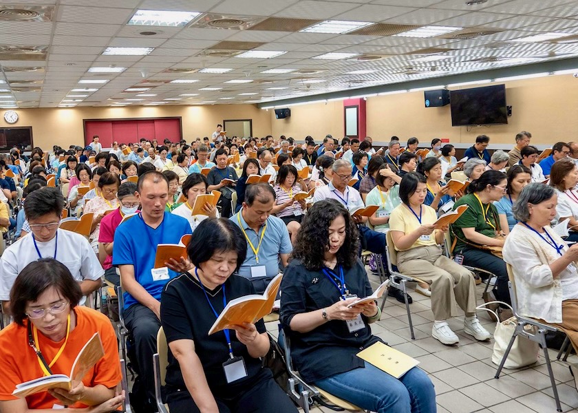 Image for article Taipei, Taiwan: Gli assistenti discutono delle loro esperienze di coltivazione e migliorano insieme