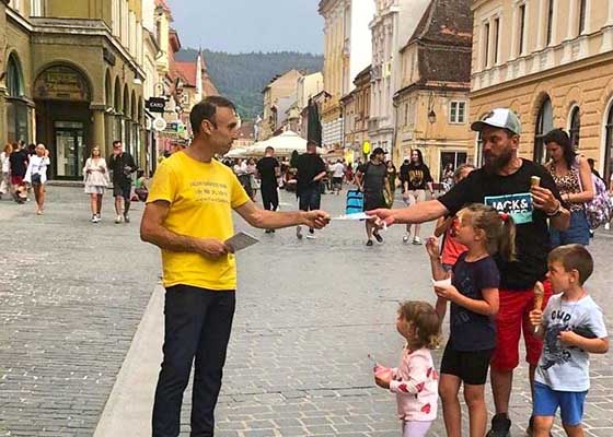 Image for article Le persone condannano la persecuzione della Falun Dafa durante un evento in Romania