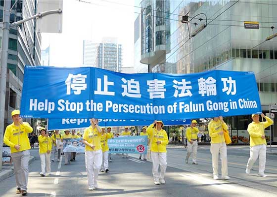 Image for article Toronto, Canada: La gente elogia la Falun Dafa durante le attività organizzate per denunciare la persecuzione
