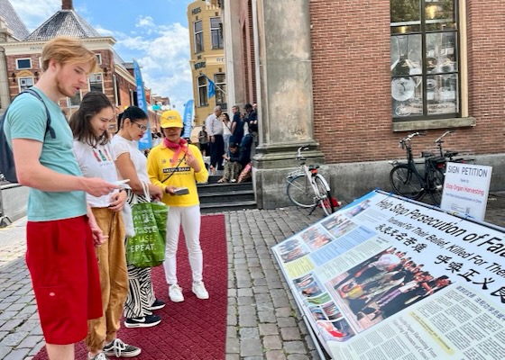 Image for article Paesi Bassi: La gente a Groningen sostiene gli sforzi dei praticanti della Falun Dafa per protestare pacificamente contro la persecuzione