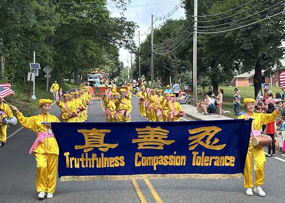 Image for article New Jersey, USA: Spettatori acclamano il gruppo della Falun Dafa alla parata della Festa della Libertà di Randolph