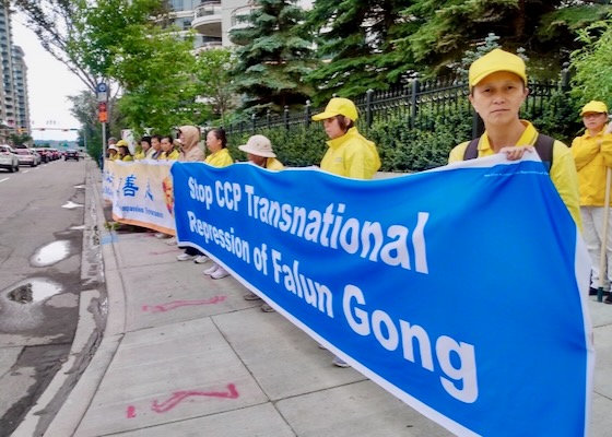 Image for article Calgary, Canada: I praticanti del Falun Gong organizzano una manifestazione per condannare la repressione transnazionale