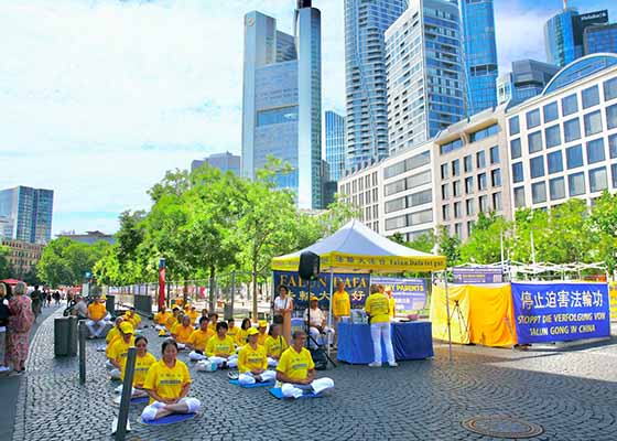Image for article Francoforte, Germania: Un membro del Parlamento Europeo esprime sostegno durante un raduno di protesta contro la persecuzione del Falun Gong da parte del regime cinese