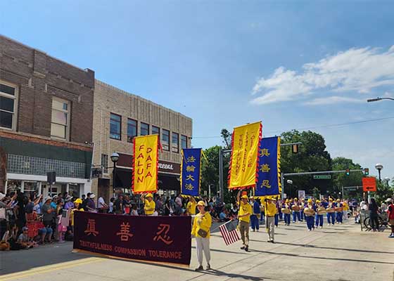 Image for article Michigan, USA: Il Falun Gong partecipa alla parata del Giorno dell'Indipendenza di Ann Arbor