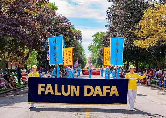 Image for article Chicago: Il gruppo della Falun Dafa si è esibito alla parata del Giorno dell'Indipendenza per celebrare la libertà