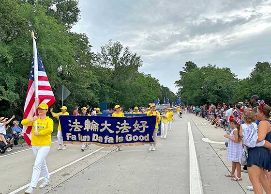 Image for article Houston, Texas: Persone lodano la Falun Dafa durante la parata del Giorno dell'Indipendenza