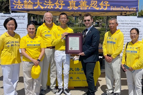 Image for article San Diego, California: Funzionari locali esprimono il loro sostegno al Falun Gong alla mostra d'arte e alla veglia serale