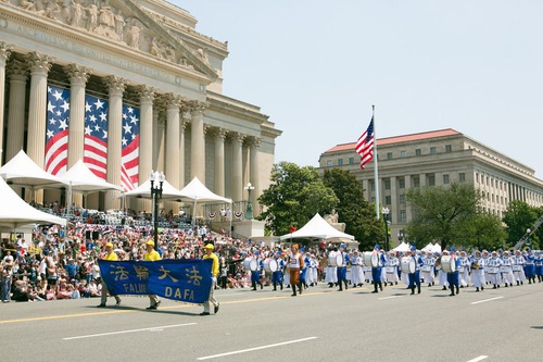 Image for article Washington D.C., USA: Praticanti della Falun Dafa accolti alla parata del Giorno dell'Indipendenza