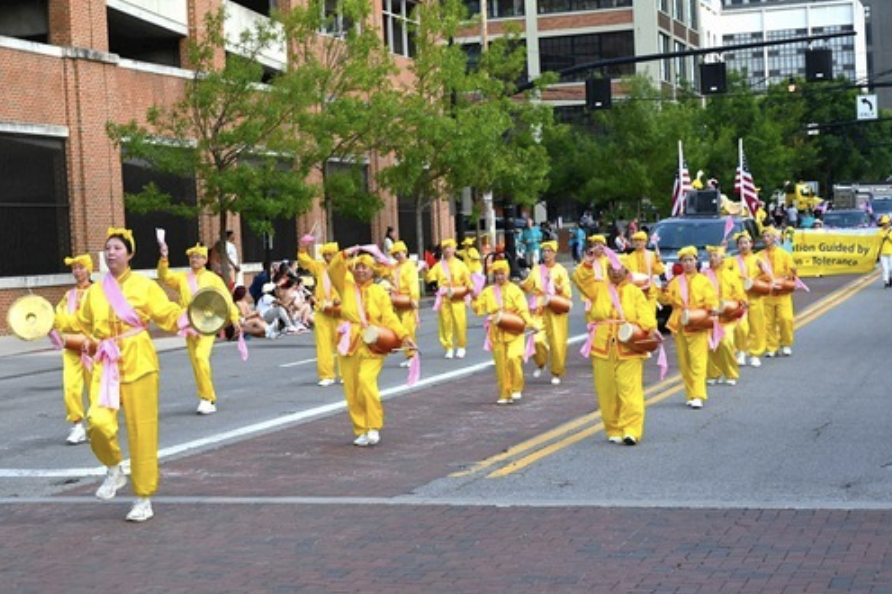 Image for article Ohio, USA: I praticanti del Falun Gong festeggiano con gioia 20 anni di partecipazione alla parata del Giorno dell'Indipendenza di Columbus