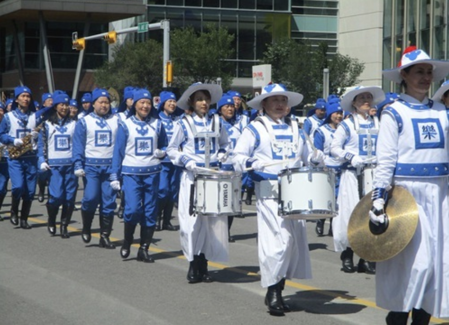 Image for article Calgary, Canada: I praticanti della Falun Dafa partecipano alla parata “Stampede”