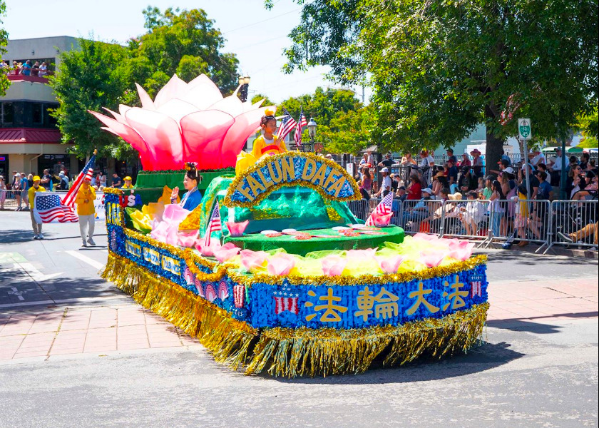 Image for article California: La Falun Dafa ospite alla parata del Giorno dell'Indipendenza di Redwood City