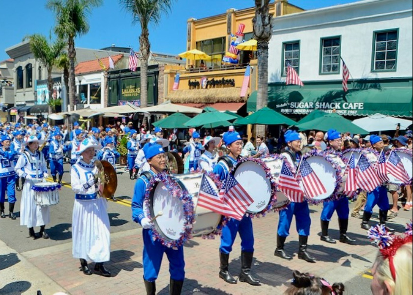 Image for article Huntington Beach, California: La Tian Guo Marching Band vince il premio John Philip Sousa nella parata del 4 luglio