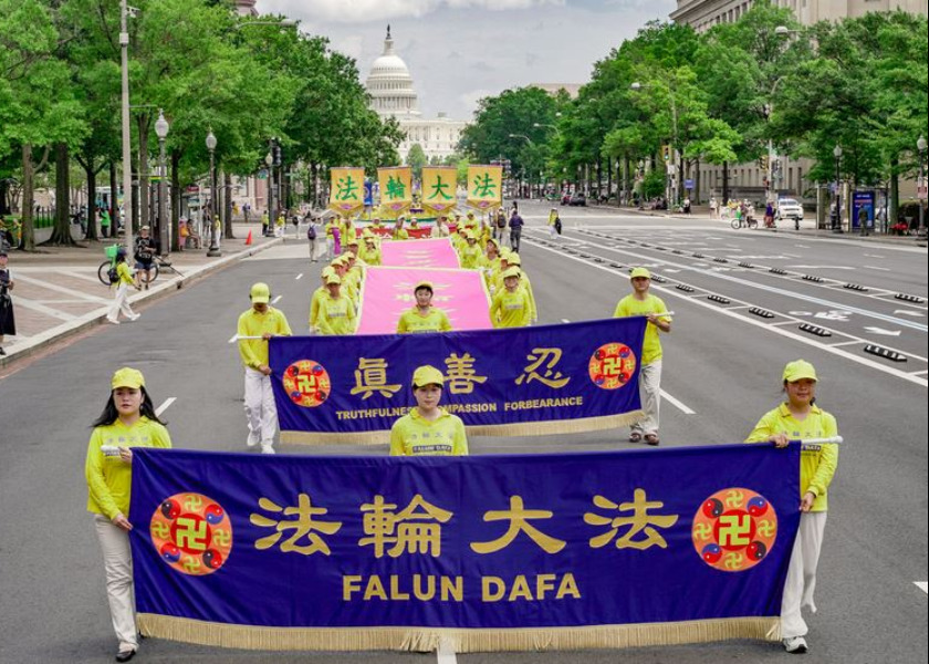 Image for article Washington DC: Gli spettatori elogiano la parata del Falun Gong per i 26 anni di persecuzione in Cina