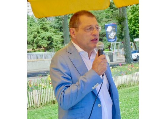 Image for article Svizzera: funzionari governativi incoraggiano i praticanti del Falun Gong durante un raduno contro i 26 anni di persecuzione da parte del PCC