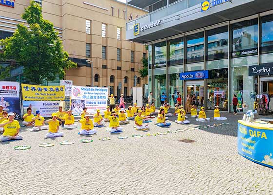 Image for article Germania: Eventi in molte città celebrano 26 anni di sforzi pacifici per fermare la persecuzione del Falun Gong