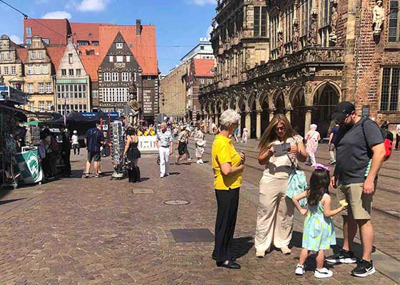 Image for article Brema, Germania: I residenti apprendono della persecuzione a uno stand informativo