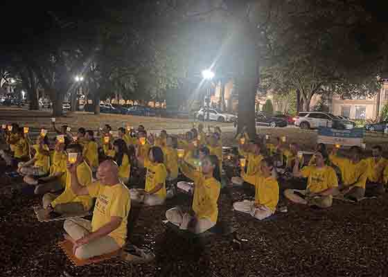 Image for article Florida, Stati Uniti: i praticanti della Falun Dafa organizzano una veglia a lume di candela per protestare contro la persecuzione che dura da 26 anni