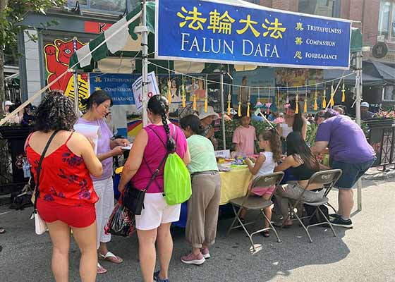 Image for article Massachusetts: La gente elogia la Falun Dafa al Lowell Folk Festival