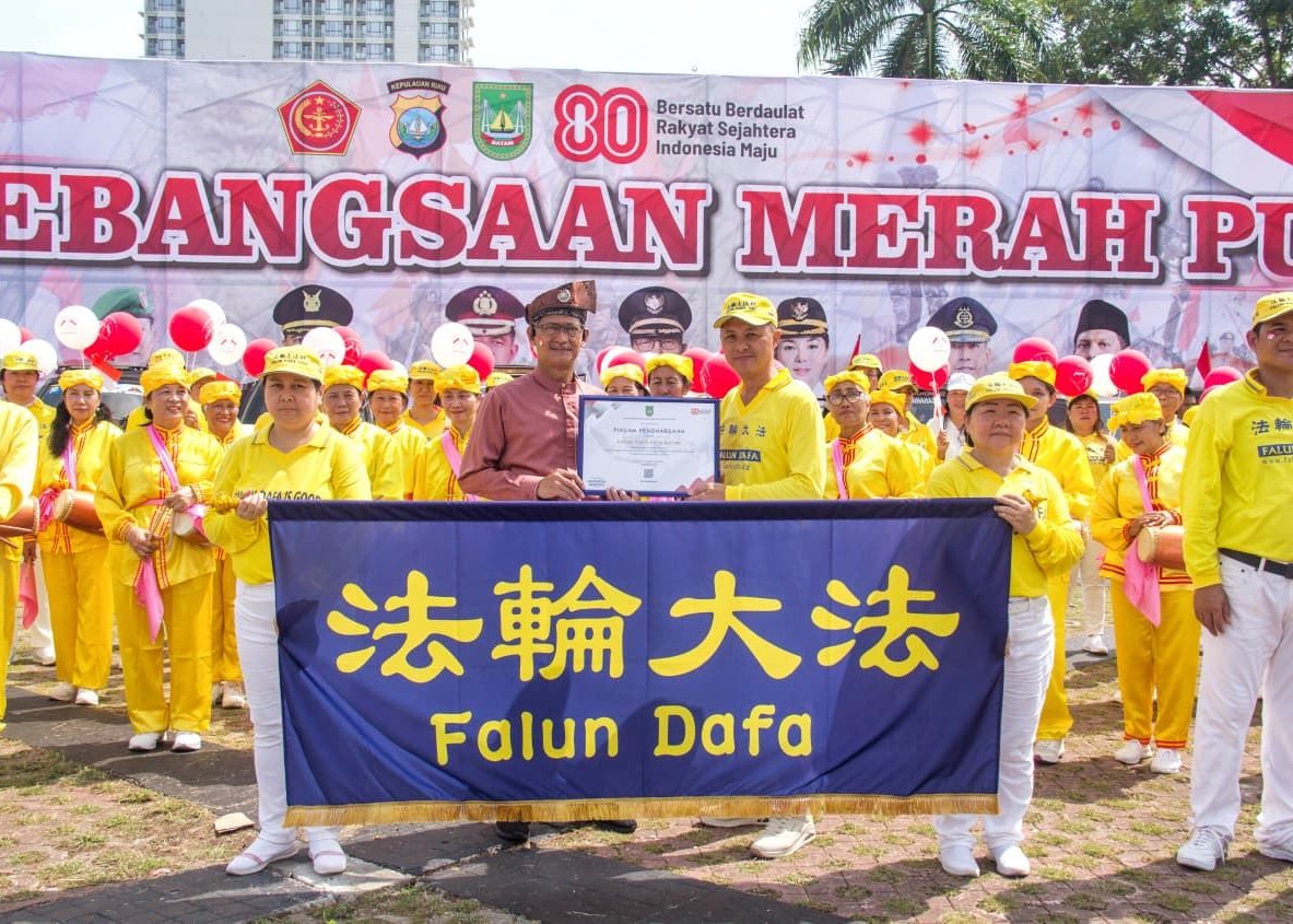 Image for article Batam, Indonesia: La Falun Dafa accolta con entusiasmo alla parata per la Festa d'Indipendenza