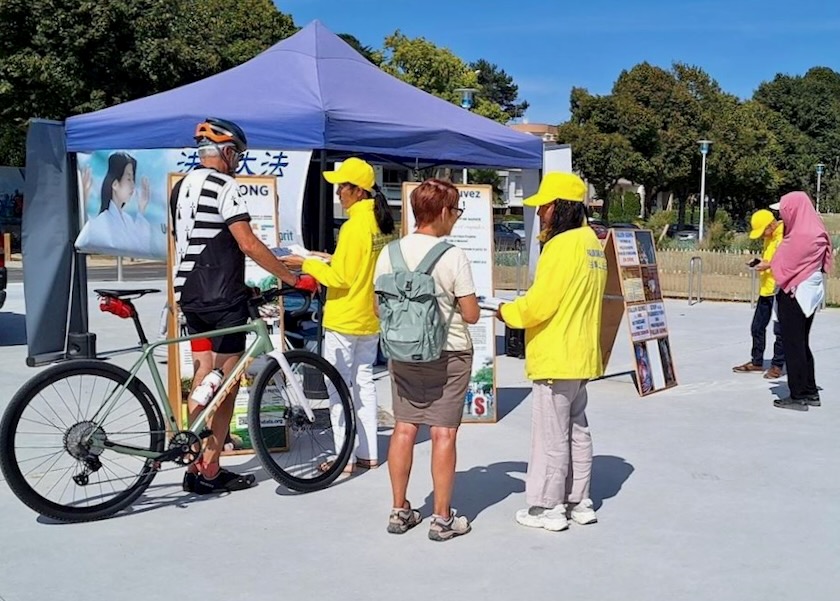 Image for article Francia: I turisti scoprono la Falun Dafa e firmano la petizione per porre fine alla persecuzione