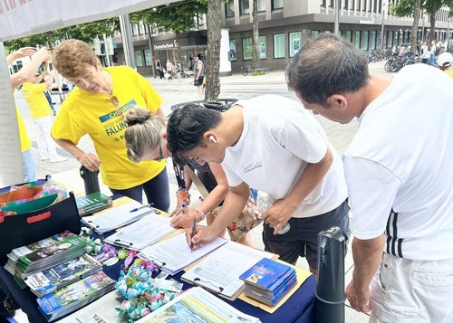 Image for article Germania: La gente sostiene gli sforzi dei praticanti della Falun Dafa per porre fine alla persecuzione in Cina