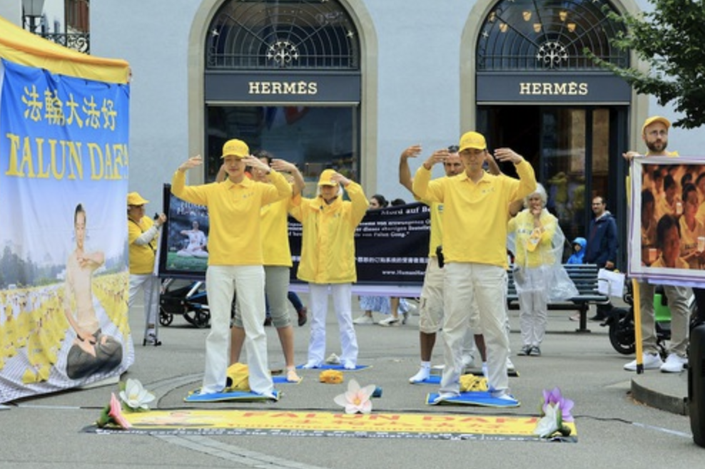 Image for article Gli abitanti svizzeri ammirano la perseveranza dei praticanti della Falun Dafa