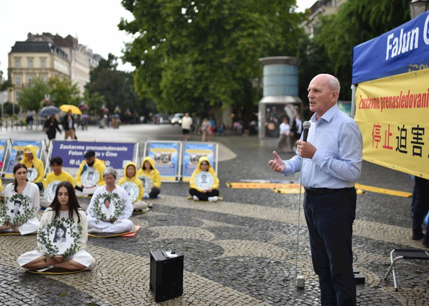 Image for article Slovacchia: I legislatori esprimono solidarietà ai praticanti del Falun Gong durante un raduno contro la loro persecuzione decennale