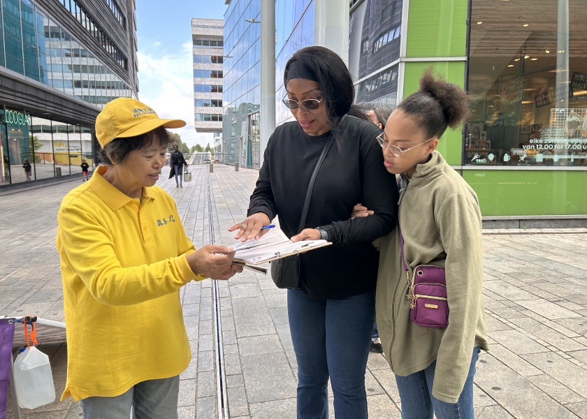 Image for article Paesi Bassi: La gente mostra il proprio sostegno al Falun Gong durante un evento ad Almere