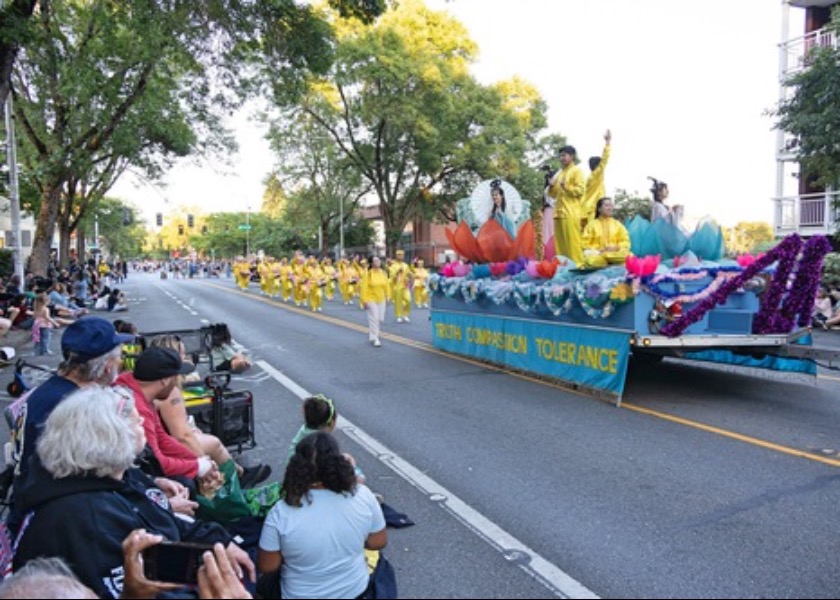 Image for article Seattle, Stati Uniti: Presentazione della Falun Dafa durante la parata di Lake City