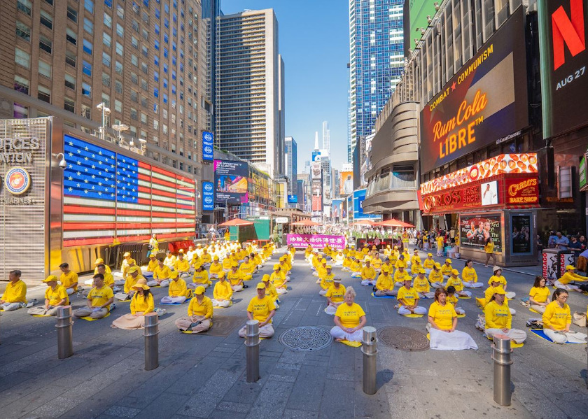 Image for article New York: Gli esercizi della Falun Dafa a Times Square emozionano gli spettatori