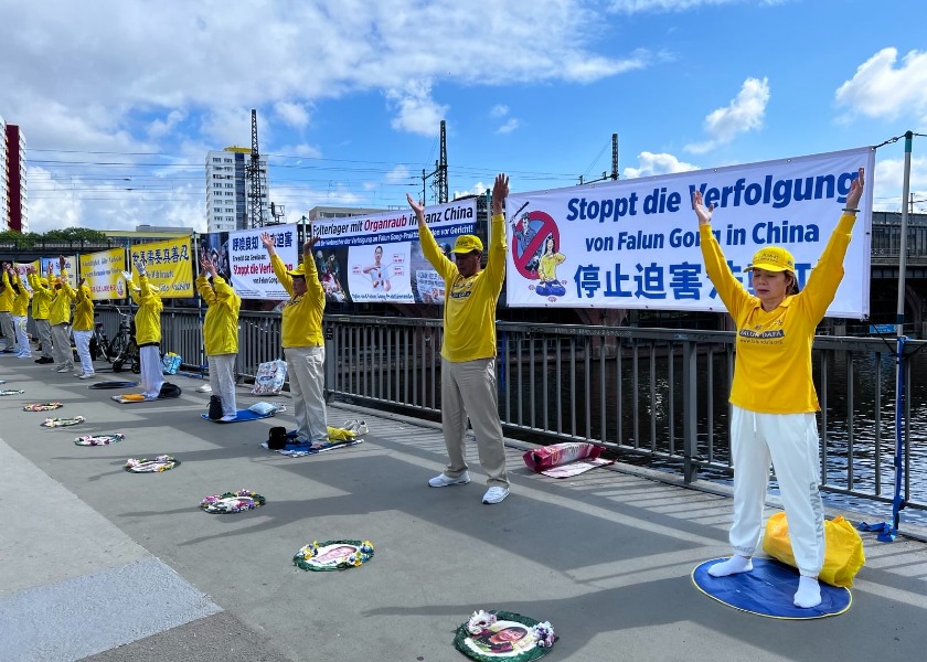 Image for article Germania: I praticanti del Falun Gong protestano pacificamente contro la persecuzione vicino all'ambasciata e ai consolati cinesi