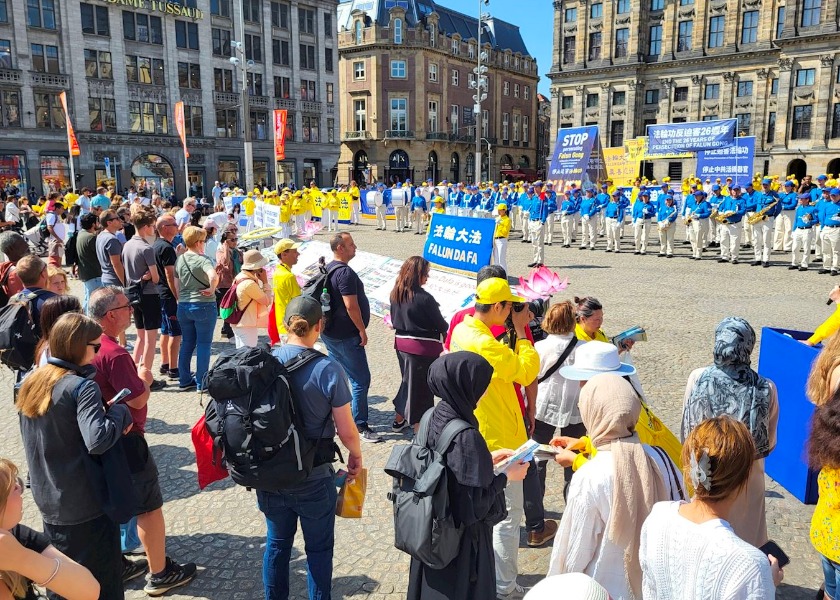 Image for article Paesi Bassi: Le persone condannano la persecuzione della Falun Dafa durante la marcia ad Amsterdam