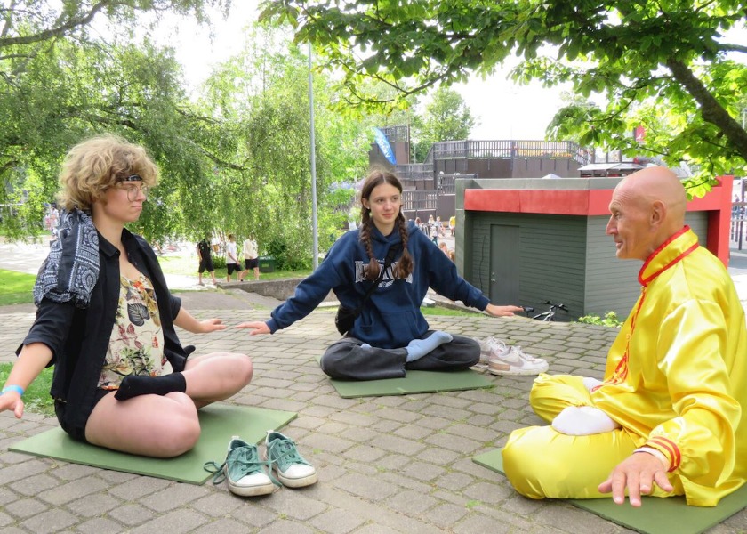 Image for article Lettonia: I visitatori apprendono della Falun Dafa durante il Festival della Gioventù