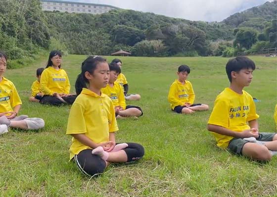 Image for article Giappone: Giovani praticanti partecipano al campo estivo Minghui