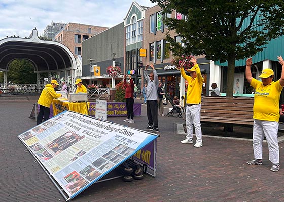 Image for article Paesi Bassi: Turisti a Zaandam apprendono della Falun Dafa