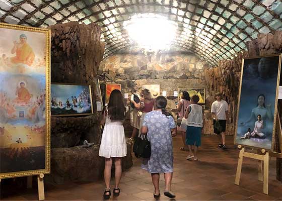 Image for article Bulgaria: Visitatori toccati dalla resilienza e dalla spiritualità della mostra “Arte di Zhen Shan Ren” al Castello di Ravadinovo