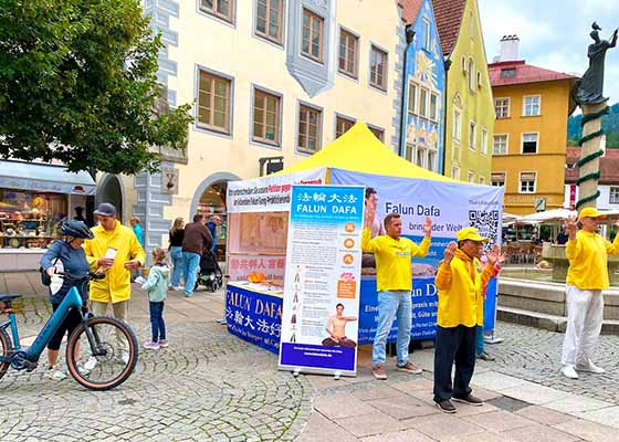 Image for article Germania: Gli abitanti della storica Füssen apprendono la Falun Dafa